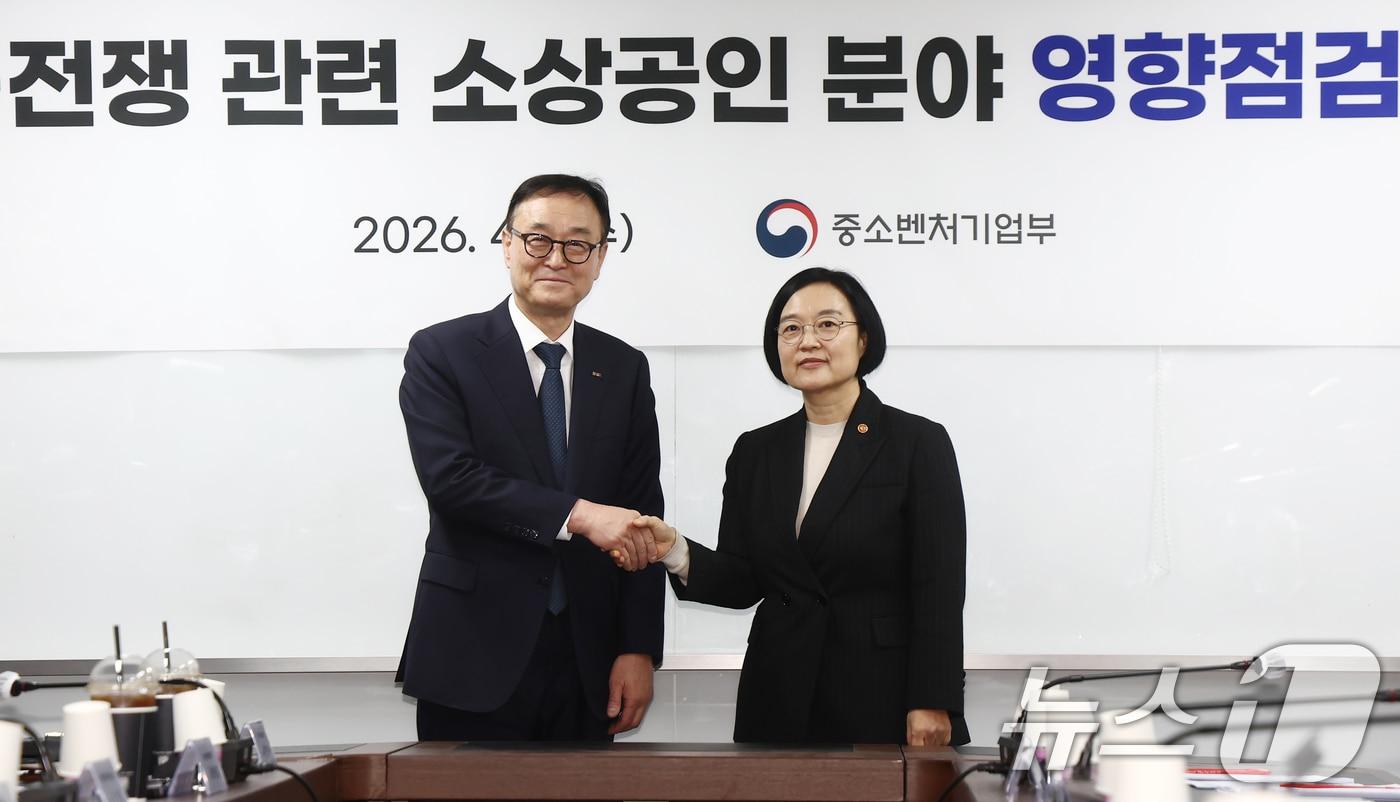 본문 이미지 - 한성숙 중소벤처기업부 장관과 송치영 소상공인연합회장 이 1일 오전 서울 영등포구 소상공인연합회에서 중동전쟁 관련 소상공인 분야 영향점검회의에서 인사를 하고 있다. 2026.4.1 ⓒ 뉴스1 김민지 기자