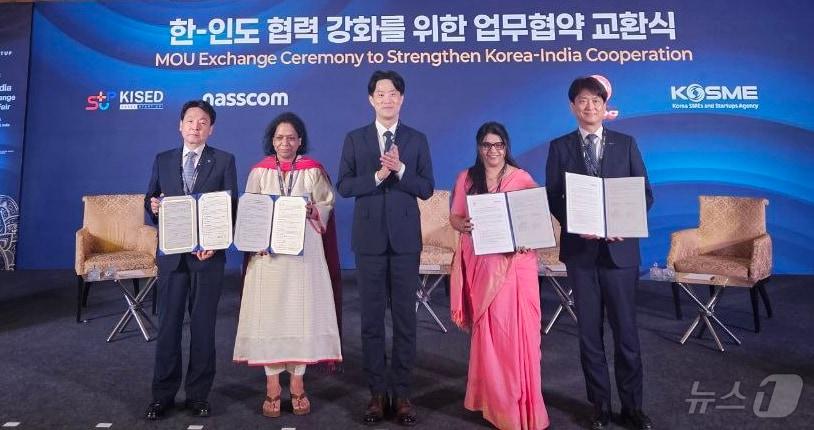 본문 이미지 - 노용석 중소벤처기업부 제1차관이 21일(현지시간) 인도 뉴델리 글로벌비즈니스센터에서 열린 한-인도 협력 강화를 위한 업무협약 교환식에서 참석자들과 기념 촬영을 하고 있다. 왼쪽부터 최열수 창업진흥원 본부장, 상기타 굽타 NASSCOM 부대표, 노용석 제1차관, 바르샤 타쿠르 구게 MIDC 공동 CEO, 박장혁 주소벤처기업진흥공단 이사. (중소벤처기업부 제공. 재판매 및 DB 금지) 2026.4.21 ⓒ 뉴스1