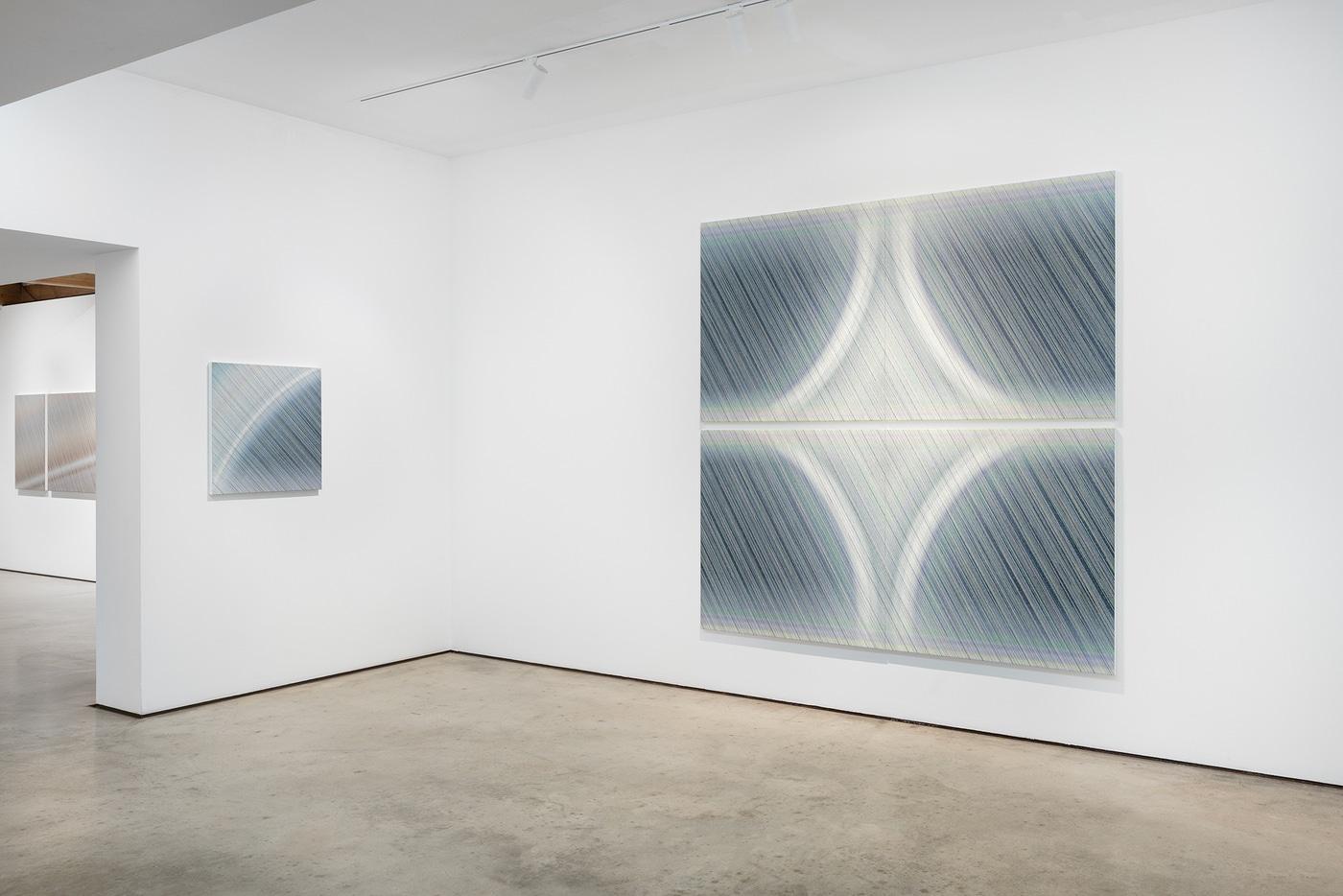 본문 이미지 - 지근욱 개인전 '금속의 날개_Metallic Wings' 전시 전경 (학고재 제공)