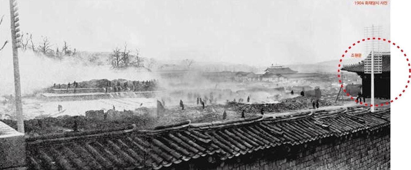본문 이미지 - 1904년 대화재 이전의 경운궁과 조원문. 붉은 점선 동그라미 부분이 조원문.(국가유산청 제공)