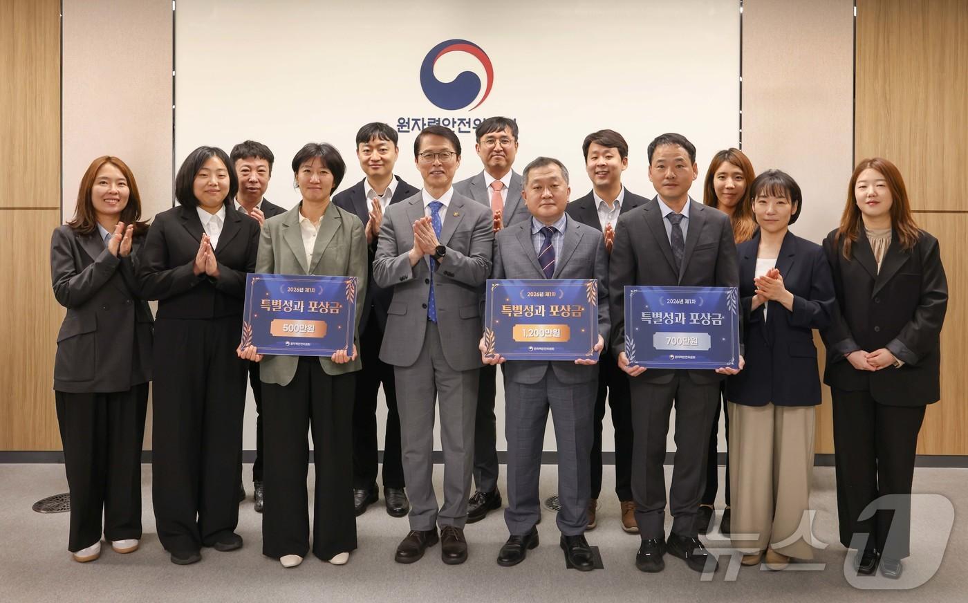 본문 이미지 - 18일 서울 종로구 원자력안전위원회 대회의실에서 열린 특별성과 포상 행사에서 최원호 원자력안전위원회 위원장이 포상을 받은 유공자들과 기념촬영을 하고 있다. 2026.05.18 ⓒ 뉴스1 (원안위 제공. 재판매 및 DB금지)