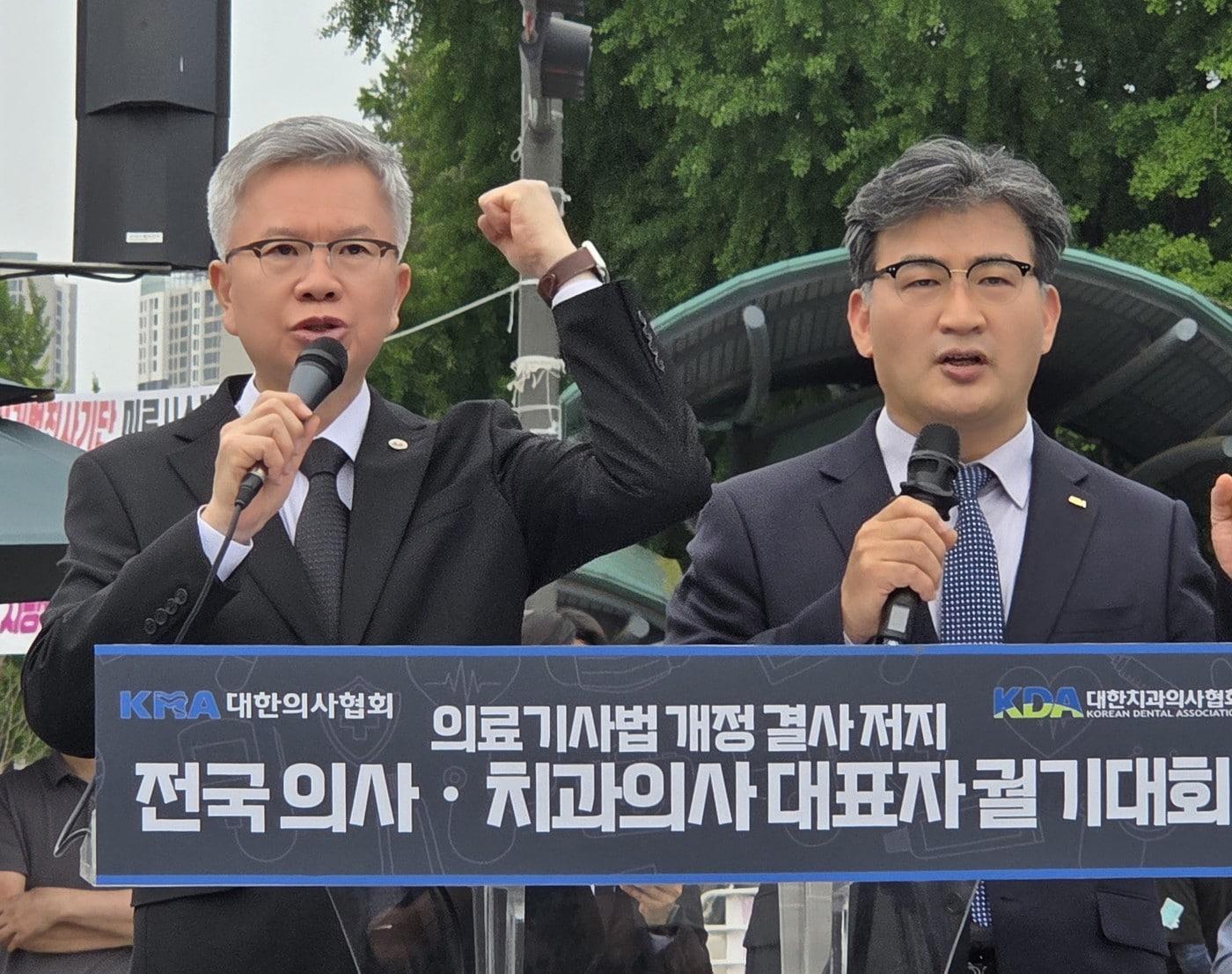 본문 이미지 - 대한의사협회와 대한치과의사협회는 19일 서울 여의도 국회의사당 앞에서 '의료기사법 개정 결사 저지 전국 의사·치과의사 대표자 궐기대회'를 개최했다. 사진은 김택우 대한의사협회 회장(왼쪽)과 이정우 대한치과의사협회 회장 직무대행. (대한의사협회 제공)
