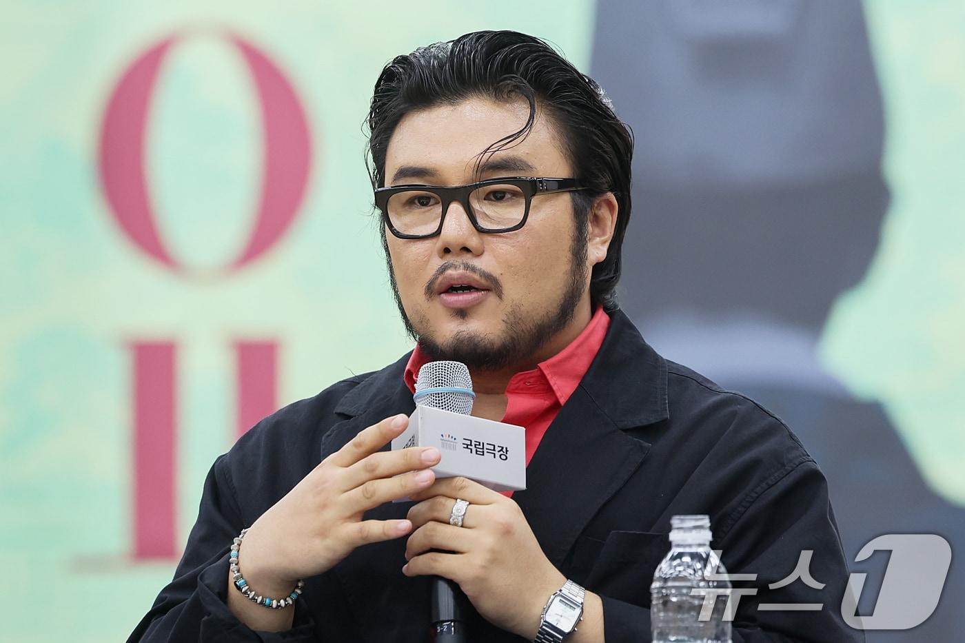 본문 이미지 - 작창가 유태평양이 19일 오후 서울 중구 국립극장 뜰아래연습장에서 열린 국립창극단 신작 ‘효명’ 라운드 인터뷰에서 작품에 대해 설명하고 있다. 2026.5.19 ⓒ 뉴스1 조연우 인턴기자