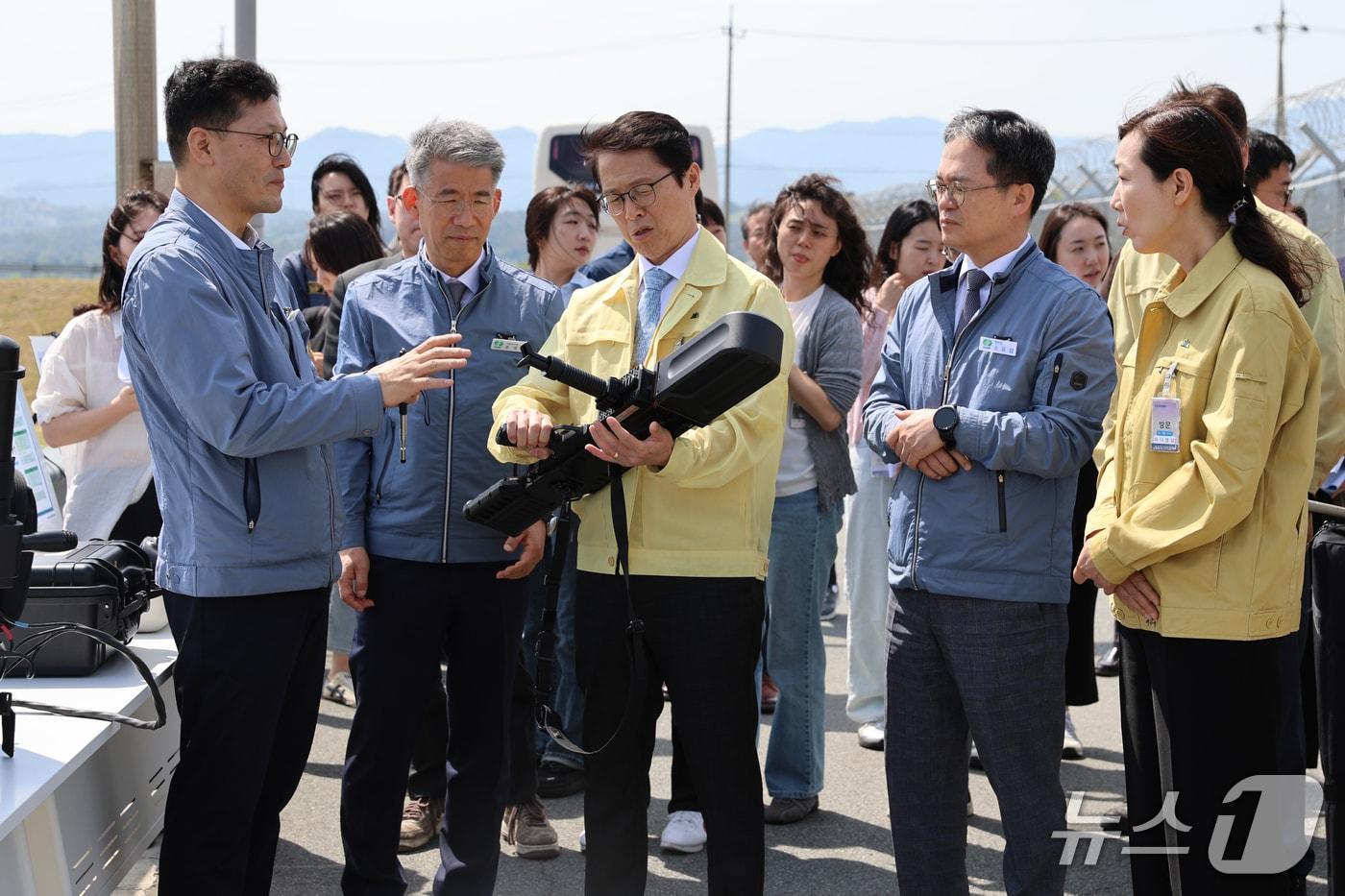 본문 이미지 - 최원호 원자력안전위원회 위원장이 지난 19일 울산 울주군 새울 원자력발전소에서 불법 드론 침투 시 대응 훈련과 새울 4호기 건설 현장을 점검하고 있다. (원자력안전위원회 제공. 재판매 및 DB금지) 2026.05.20/뉴스1