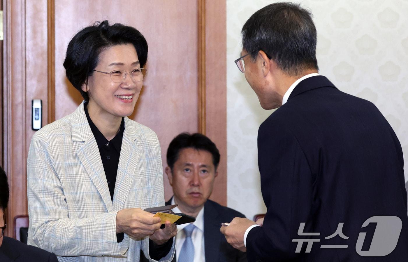 본문 이미지 - 최은옥 교육부 차관과 유재성 경찰청장 직무대행이 20일 오전 서울 종로구 세종대로 정부서울청사에서 열린 공명선거 관계장관회의에서 인사를 하고 있다. 2026.5.20 ⓒ 뉴스1 김명섭 기자