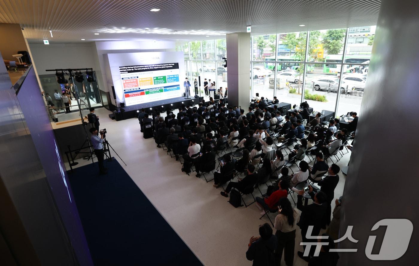 본문 이미지 - 20일 오전 서울 마포구 SVC 서울에서 스타트업 벤처 캠퍼스 개소식이 열리고 있다. 스타트업 벤처 캠퍼스는 해외 진출 가능성이 높은 창업 기업과 국내외 기업·대학·투자자를 연결하고자 조성된 국내 최대 규모의 스타트업 허브로, 연면적 1만3275㎡(4016평) 규모로 홍익대 근처에 조성됐다. 2026.5.20 ⓒ 뉴스1 오대일 기자