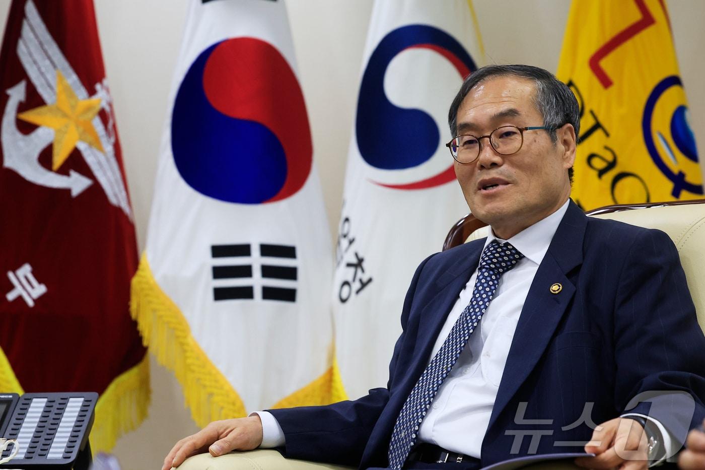 본문 이미지 - 이용철 방위사업청장이 21일 오후 경기도 과천시 관문로 정부과천청사 내 방위사업청에서 뉴스1과 인터뷰를 하고 있다. ⓒ 뉴스1 박정호 기자
