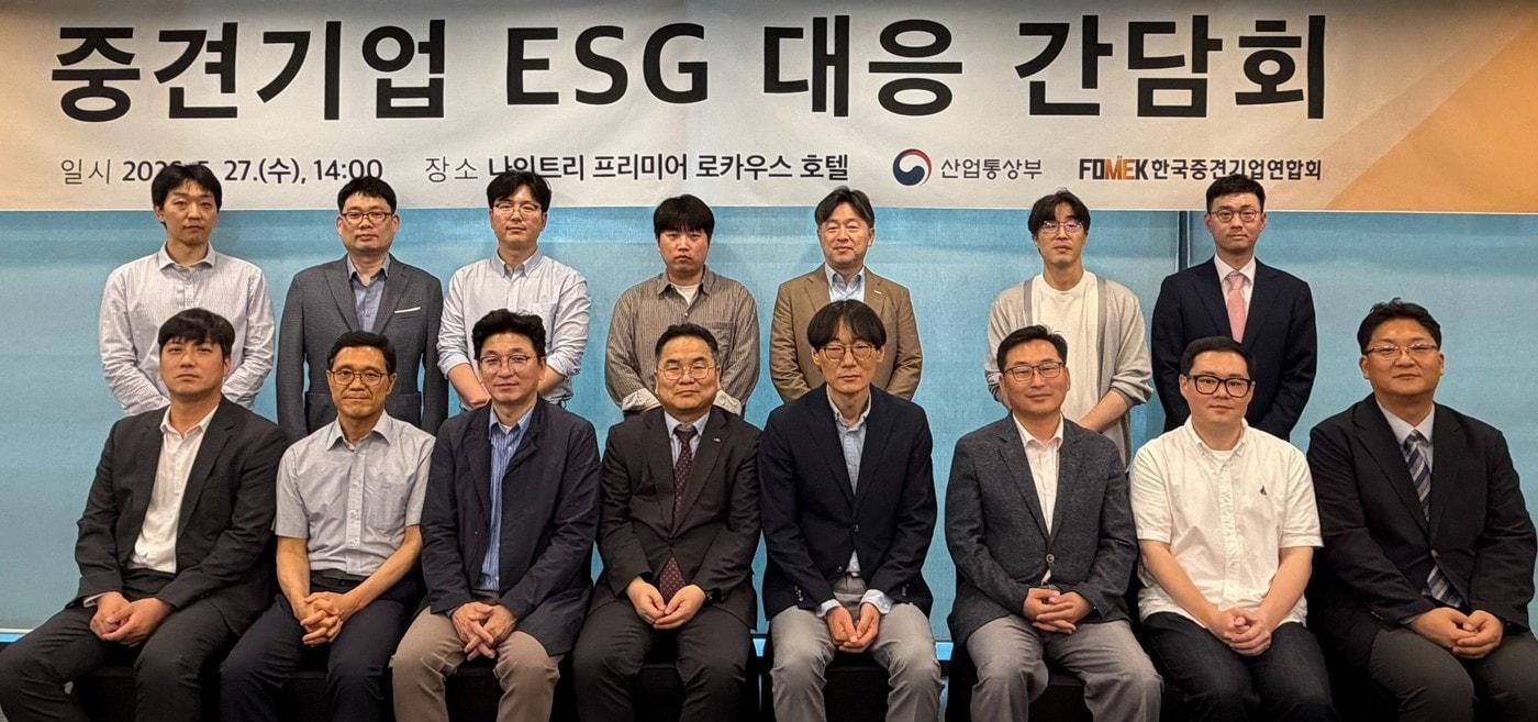 본문 이미지 - 안응수 산업통상부 중견기업지원과장(앞줄 왼쪽에서 다섯 번째), 박양균 한국중견기업연합회 정책본부장(앞줄 왼쪽에서 네 번째)과 관계자들이 기념사진을 찍고 있다.(한국중견기업연합회 제공)
