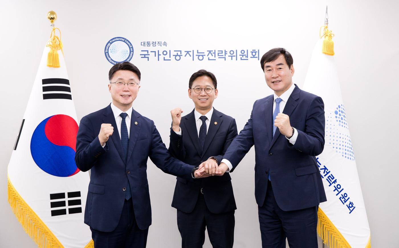 본문 이미지 - (왼쪽부터) 류제명 과학기술정보통신부 제2차관, 배경훈 국가인공지능전략위원회 부위원장, 김창섭 국가정보원 제3차장 28일 오전 서울 중구 서울스퀘어 국가인공지능전략위원회에서 국내 첫 '보안취약점 상시 신고조치제' 시범사업 추진 관련 기념사진을 찍고 있다. (국가AI전략위 제공)