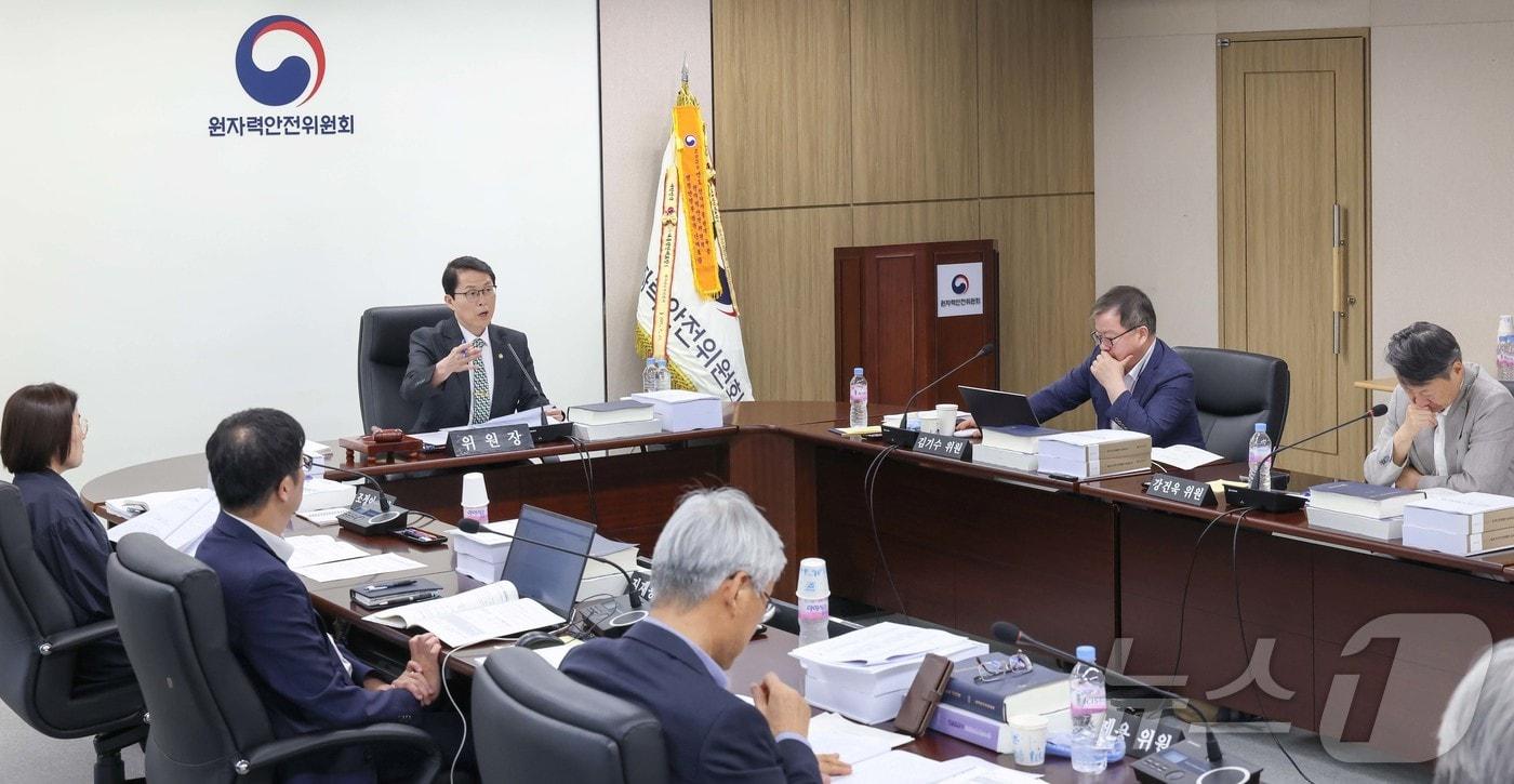 본문 이미지 - 최원호 원자력안전위원회 위원장이 28일 서울 종로구 원자력안전위원회 대회의실에서 열린 제2026-8회 원자력안전위원회 회의에서 위원들과 안건에 대해 논의하고 있다. 2026.05.28 ⓒ 뉴스1 (원안위 제공. 재판매 및 DB금지)