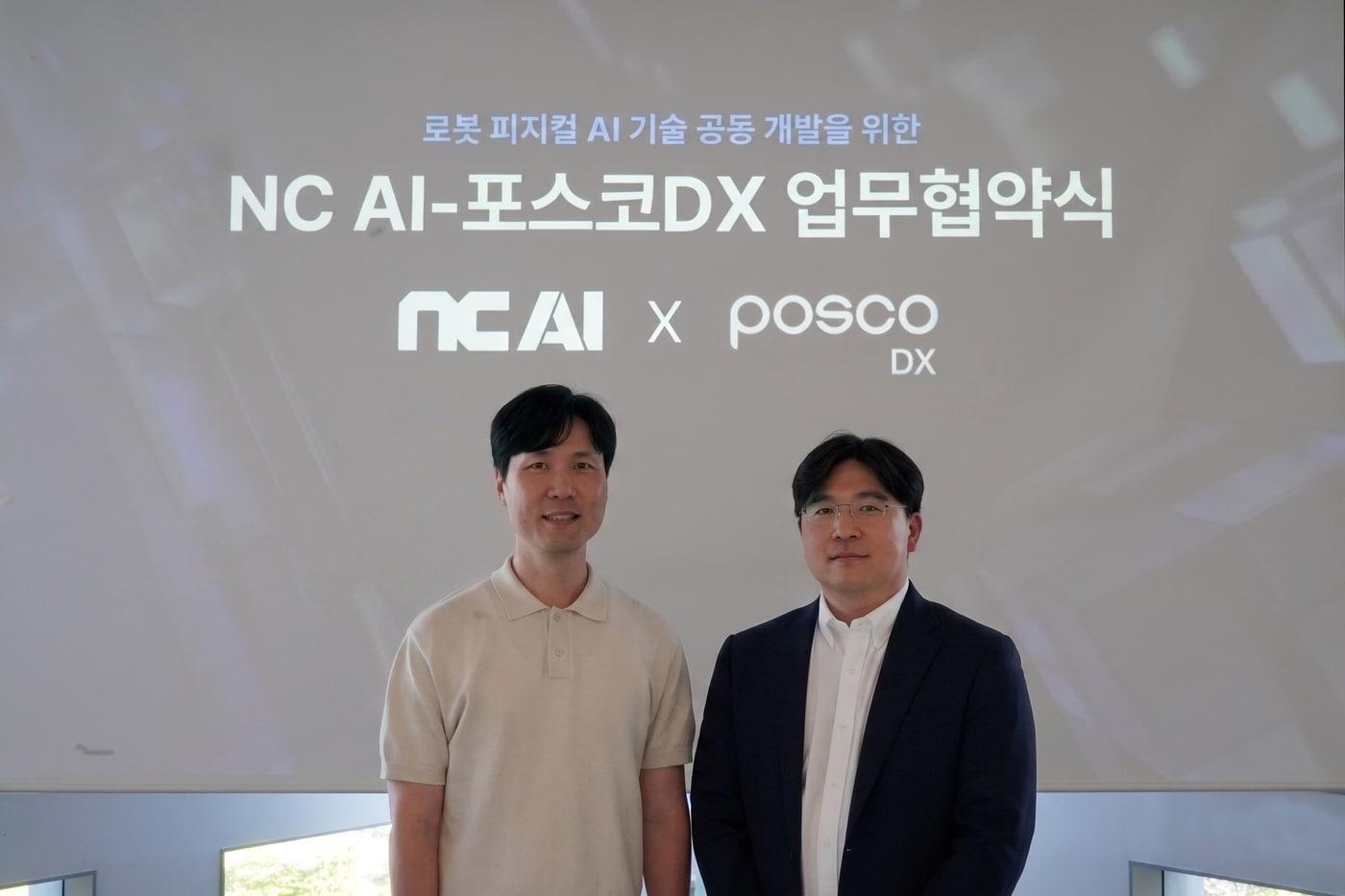 본문 이미지 - NC AI가 29일 포스코DX와 로봇 파운데이션 모델 공동 개발 및 기술 협력을 위한 전략적 업무협약을 체결했다고 밝혔다. 사진은 협약식에서 왼쪽부터 김민재 NC AI 최고기술책임자(CTO), 윤석준 포스코DX 로봇자동화센터장. 2026.05.31. (NC AI 제공)