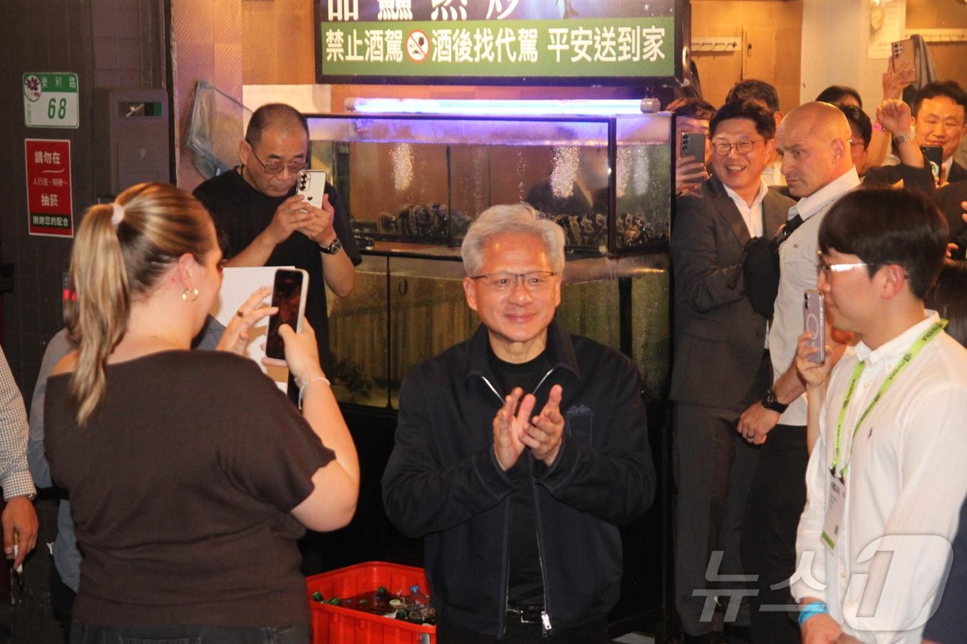 본문 이미지 - 젠슨 황 엔비디아 최고경영자(CEO)가 1일 오후 대만 타이베이 시내 해산물 식당에서 열린 '코리아 파트너스 나잇'에 입장하고 있다.2026.6.1 ⓒ 뉴스1 김민재 기자