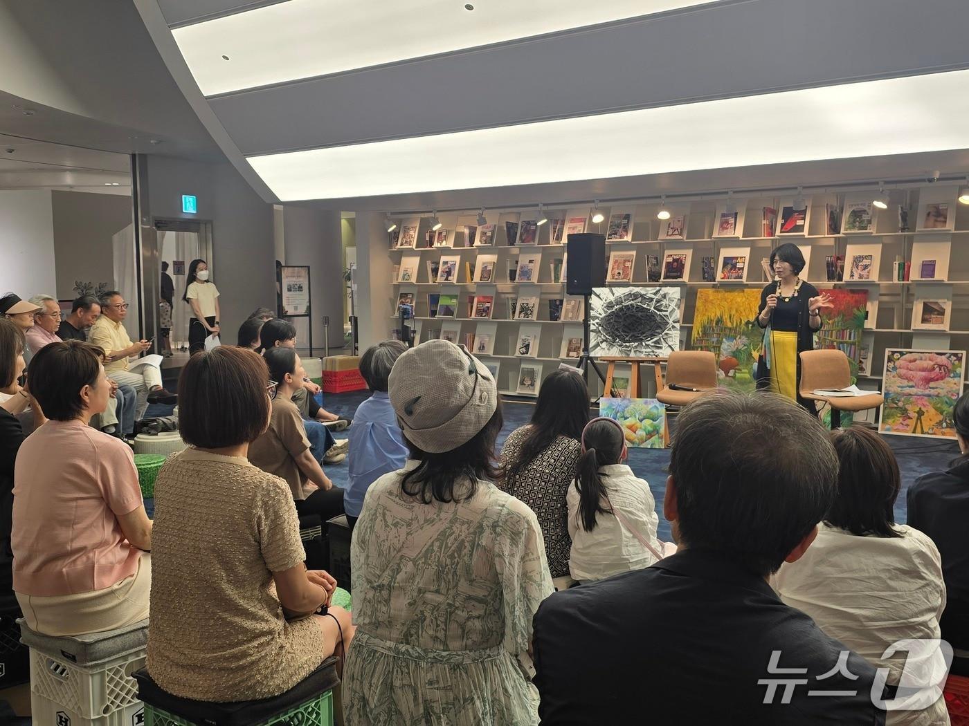 본문 이미지 - 14일 수원 경기도서관에서 개최된 천지수 작가 '독후화' 북토크에서 천지수 작가가 작품 세계를 설명하고 있다. ⓒ 뉴스1 김정한 기자