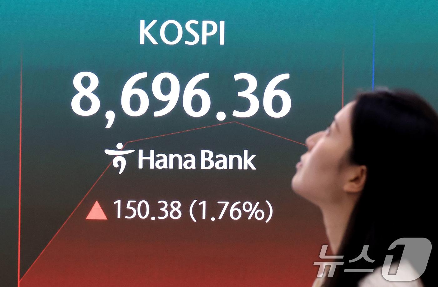 본문 이미지 - 16일 서울 중구 하나은행 본점 딜링룸 전광판에 개장 시황이 나오고 있다. 2026.6.16 ⓒ 뉴스1 이호윤 기자