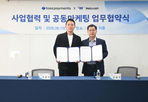 본문 이미지 - 우송수 토스페이먼츠 부사장과 강원주 웹케시 대표가 기념사진을 찍고 있다.(웹케시 제공)