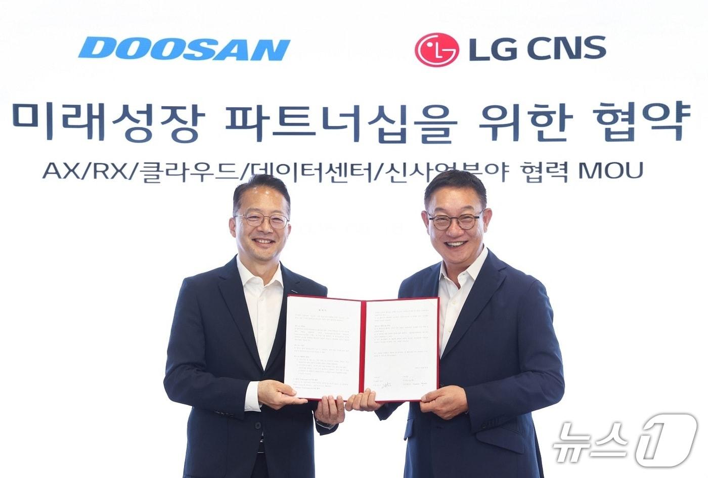 본문 이미지 - (오른쪽부터) 현신균 LG CNS 대표(사장)과 유승우 두산 사장이 18일 업무협약식 이후 기념 사진을 촬영하고 있는 모습. (LG CNS 제공)
