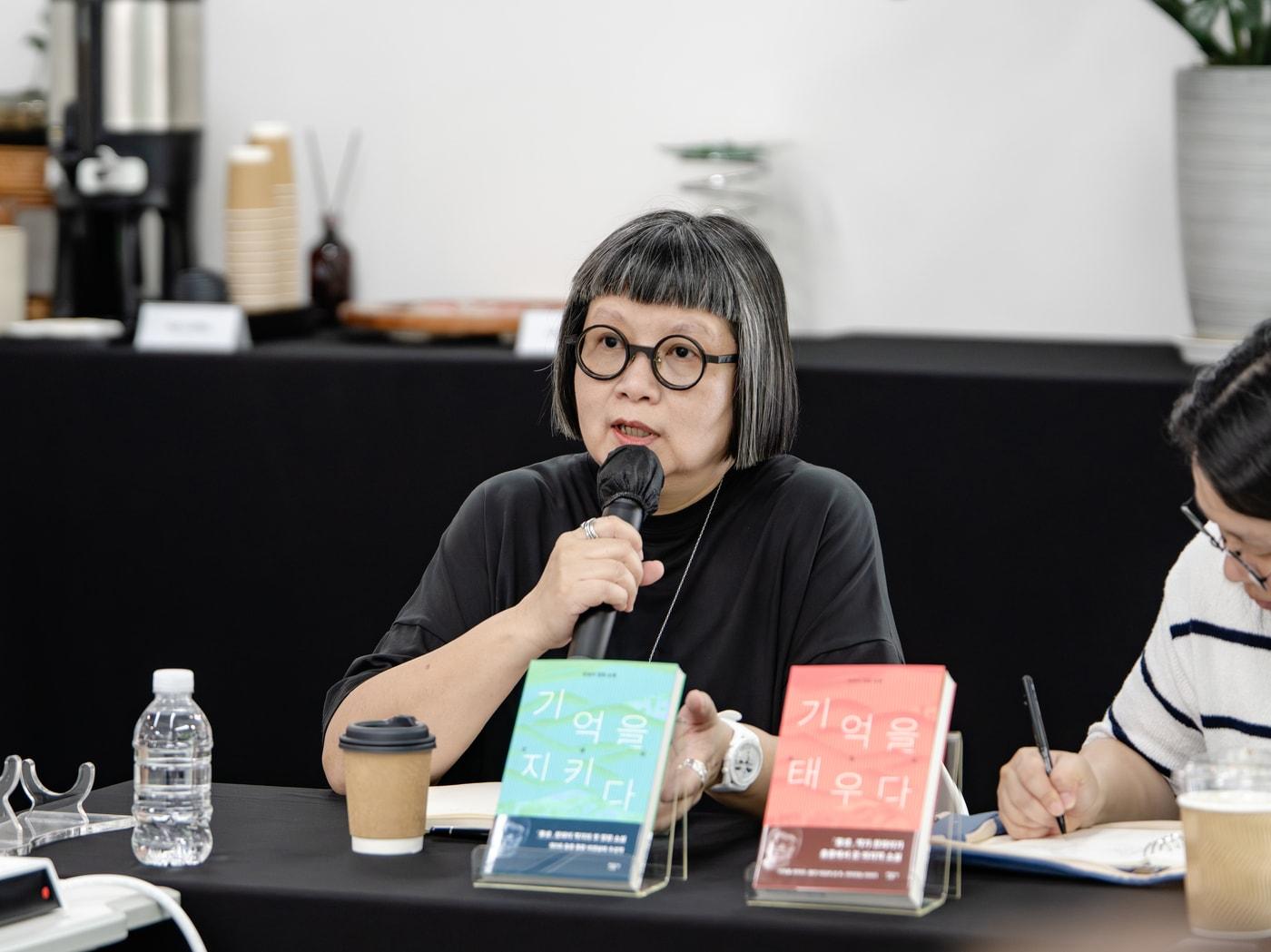 본문 이미지 - 23일 서울 중구 남대문로 스페이스에이드 열린 신간 출간 기자간담회에서 찬와이 작가가 신작에 담긴 창작 비화와 홍콩 사회를 바라보는 자신의 깊은 시선을 설명하고 있다. (민음사 제공)