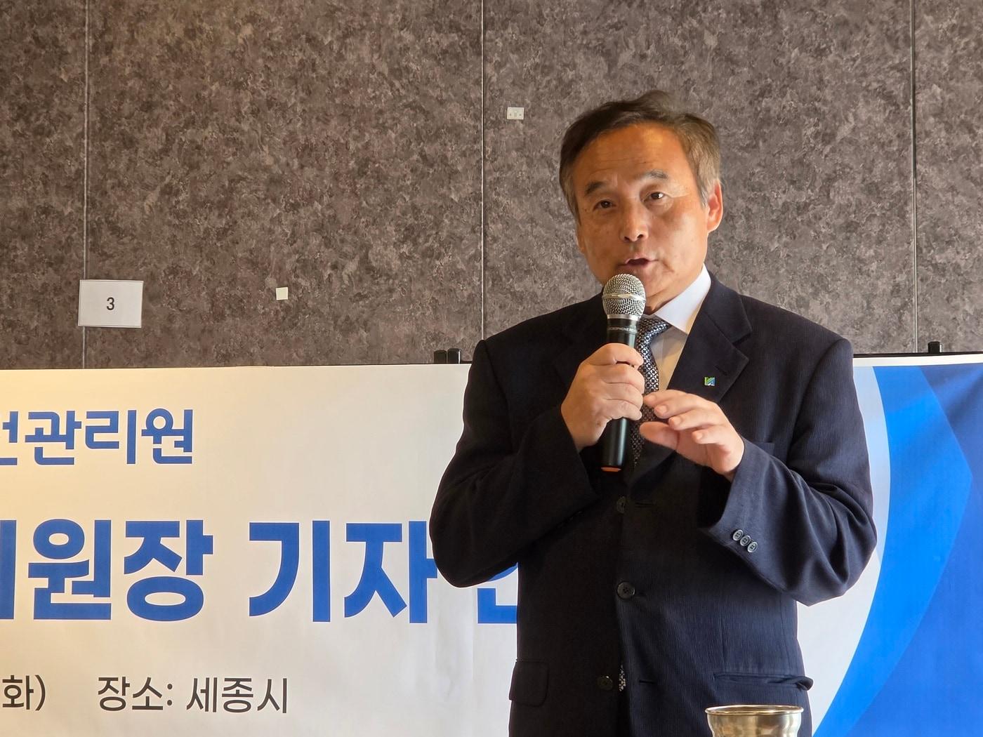 본문 이미지 - 박창근 국토안전관리원장이 23일 세종에서 열린 국토교통부 출입기자단 간담회에서 기자들의 질문에 답하고 있다(국토교통부 제공).ⓒ 뉴스1