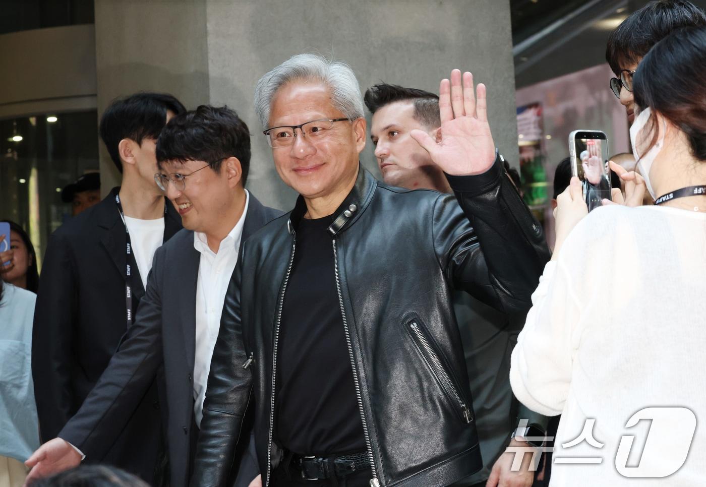 본문 이미지 - 젠슨 황 엔비디아 최고경영자(CEO)가 8일 경기 성남시 분당구 네이버 사옥 1784에서 열린 환영 행사에서 자리를 옮기고 있다. 2026.6.8 ⓒ 뉴스1 김영운 기자