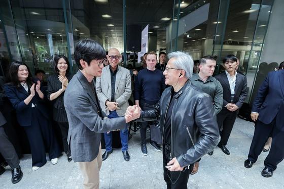 본문 이미지 - 젠슨 황 엔비디아 최고경영자(CEO)와 이해진 네이버 이사회 의장이 8일 경기 성남시 분당구 네이버 사옥 1784에서 인사를 나누고 있다. (네이버 제공. 재판매 및 DB 금지) 2026.6.8 ⓒ 뉴스1