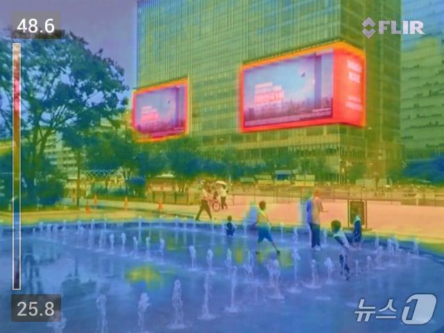 본문 이미지 - 전국 대부분의 지역에 폭염특보가 내려진 13일 서울 광화문광장을 열화상 카메라로 촬영해 실물사진과 레이어 합성했다. 바닥분수는 온도가 낮아 파란색으로 나타난 것에 비해 건물 전광판은 온도가 높아 붉게 나타나고 있다. 2026.7.13 ⓒ 뉴스1 구윤성 기자