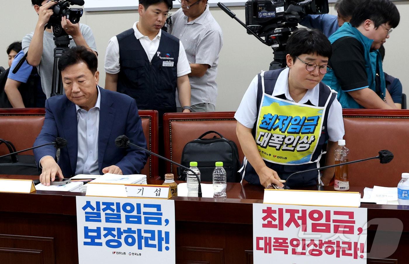 본문 이미지 - 최저임금위원회 사용자위원과 근로자위원들이 14일 세종시 정부세종청사 최저임금위원회에서 열린 2027년도 최저임금위원회 14차 전원회의에 참석하고 있다. 2026.7.14 ⓒ 뉴스1 김기남 기자