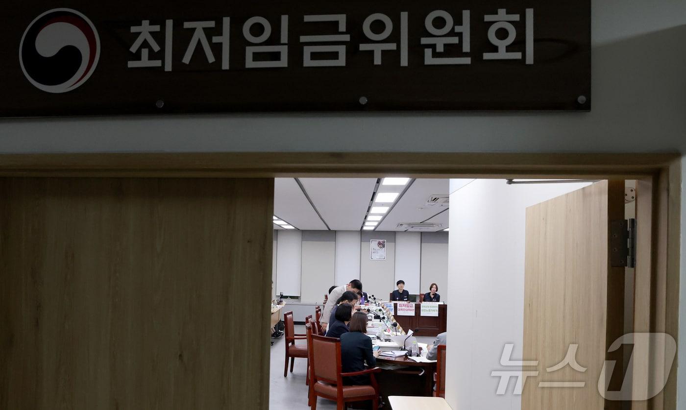 본문 이미지 - 14일 세종시 정부세종청사 최저임금위원회에서 열린 2027년도 최저임금위원회 14차 전원회의가 저녁시간 정회를 마친 뒤 위원들이 회의 준비를 하고 있다. 2026.7.14 ⓒ 뉴스1 김기남 기자