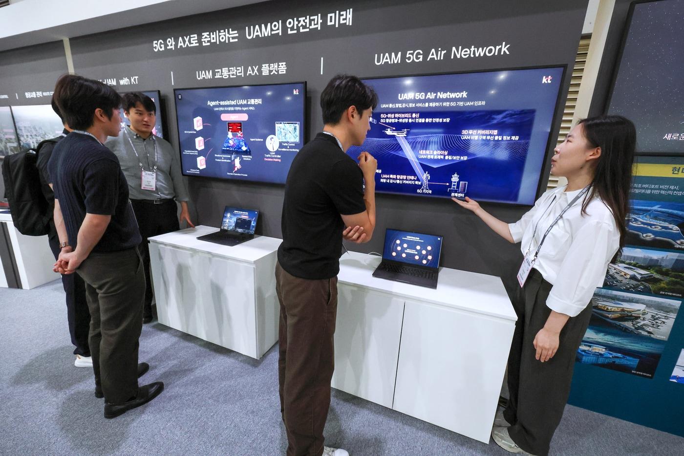 본문 이미지 - KT는 인천 송도컨벤시아에서 열리는 '2026 대한민국 드론·UAM 박람회'에 참가해 K-UAM 원팀 소속으로 현대자동차·현대건설·인천국제공항공사·대한한공과 함께 공동 부스를 구성해 전시에 참여한다고 15일 밝혔다.(KT 제공)