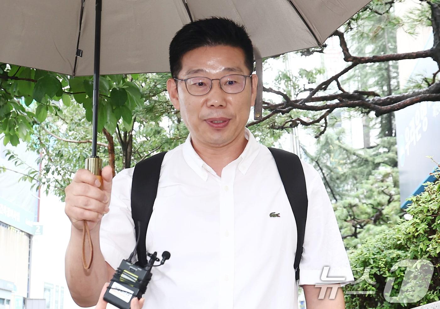 본문 이미지 - 조성현 전 육군 수도방위사령부 제1경비단장(대령)이 내란 중요임무 종사 혐의 관련 피의자 조사를 받기 위해 경기 과천 2차 종합특검 사무실로 출석하고 있다. 2026.7.15 ⓒ 뉴스1 김민지 기자