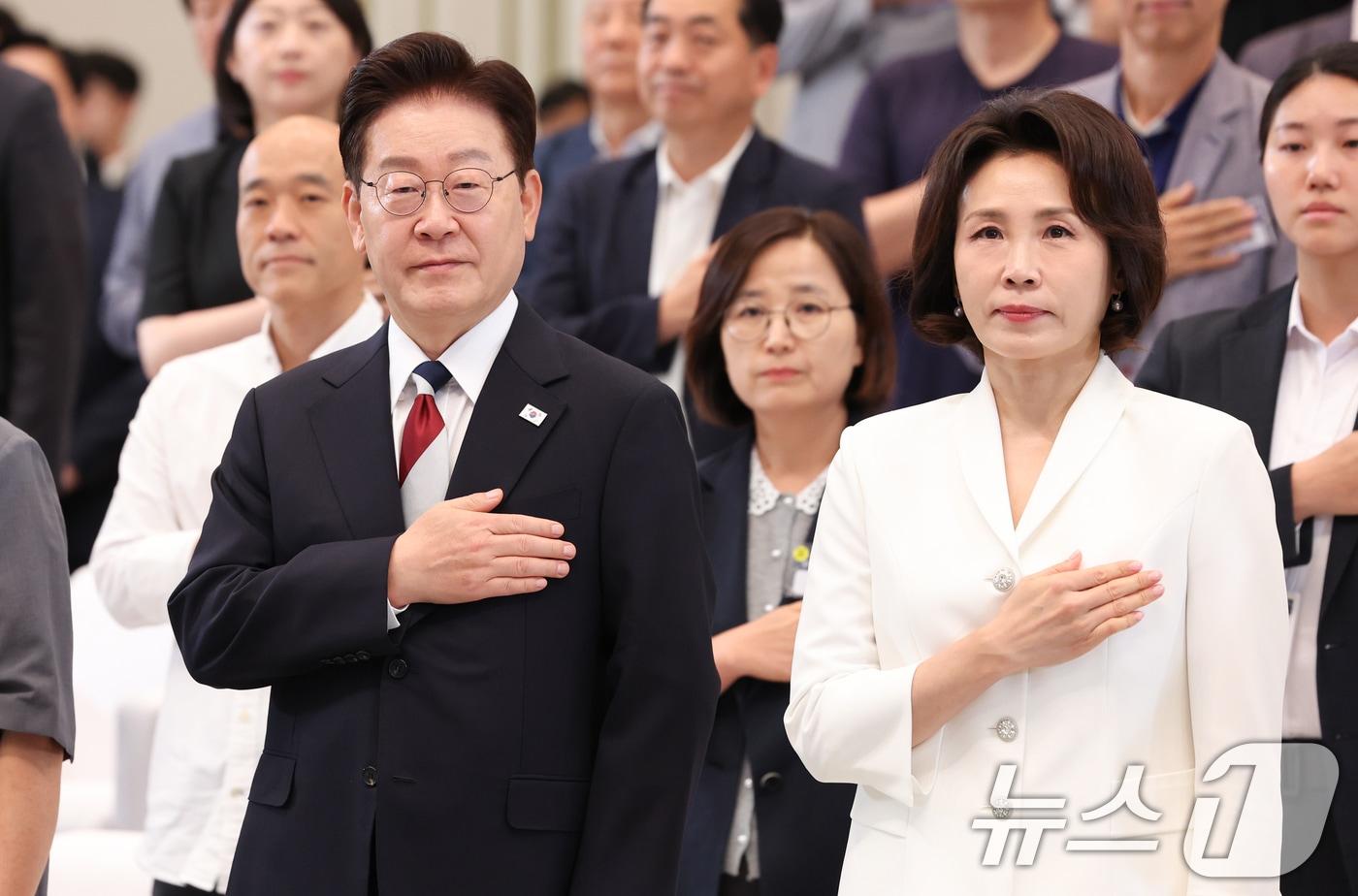 본문 이미지 - 이재명 대통령과 김혜경 여사 2026.7.17 ⓒ 뉴스1 허경 기자