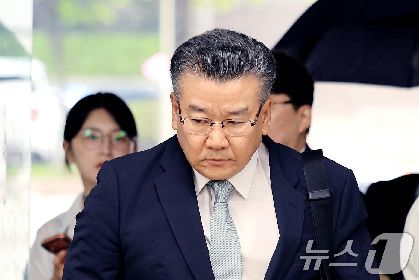 본문 이미지 - 대통령 관저 이전 공사 과정을 부실 감사하고 서류를 조작한 혐의를 받는 유병호 전 감사원 사무총장이 20일 서울 서초구 서울중앙지법에서 열린 구속 전 피의자 심문(영장실질심사)에 출석하고 있다. 2026.7.20 ⓒ 뉴스1 이호윤 기자
