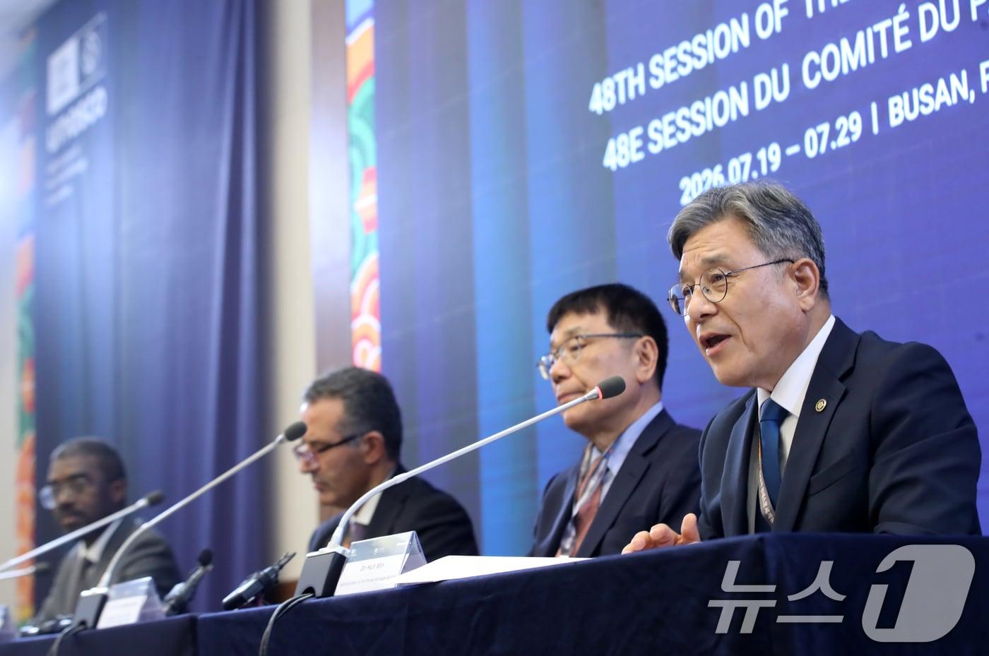 본문 이미지 - 허민 국가유산청장이 20일 부산 해운대구 벡스코 제1전시장 미디어센터에서 열린 제48차 유네스코 세계유산위원회 기자회견에서 발언하고 있다. ⓒ 뉴스1 윤일지 기자