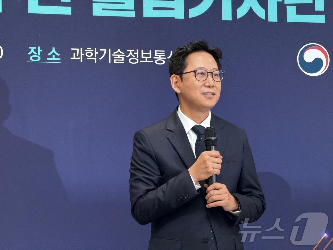 본문 이미지 - 배경훈 부총리 겸 과학기술정보통신부 장관이 20일 오전 정부세종청사에서 취임 1주년 기자간담회를 진행하고 있다. ⓒ 뉴스1 이기범 기자