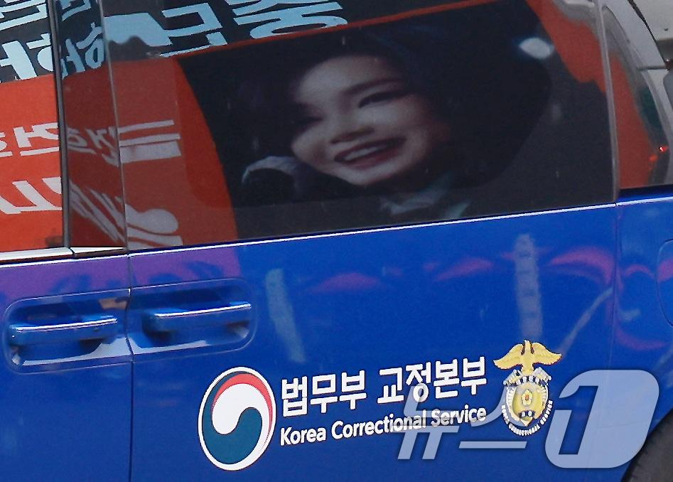 본문 이미지 - 김건희 여사를 태운 호송차가 22일 경기 과천 2차 종합특검 사무실 지하주차장으로 들어서고 있다. . 2026.7.22 ⓒ 뉴스1 이호윤 기자