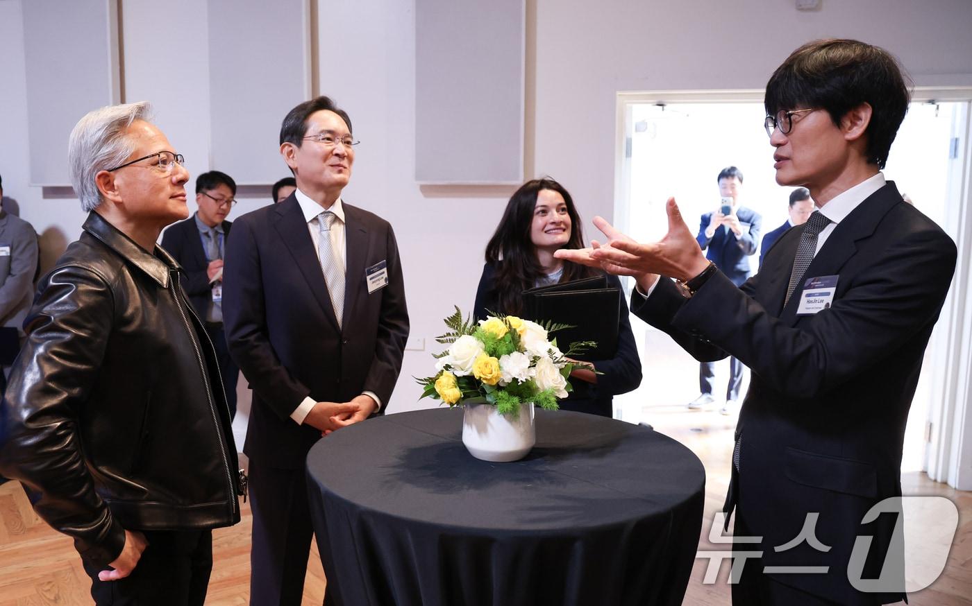 본문 이미지 - 이재용 삼성전자 회장과 이해진 네이버 이사회 의장, 젠슨 황 엔비디아 CEO가 24일(현지시간) 미국 샌프란시스코 미드웨이에서 열린 AI 서밋에서 대화를 하고 있다. 2026.7.25 ⓒ 뉴스1 허경 기자
