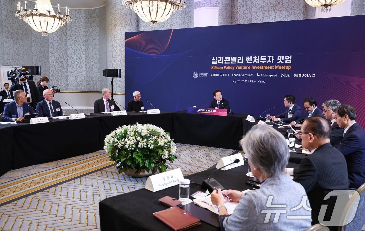 본문 이미지 - 이재명 대통령이 25일(현지시간) 미국 샌프란시스코 한 호텔에서 열린 실리콘밸리 벤처투자 밋업에서 발언을 하고 있다. 2026.7.26 ⓒ 뉴스1 허경 기자