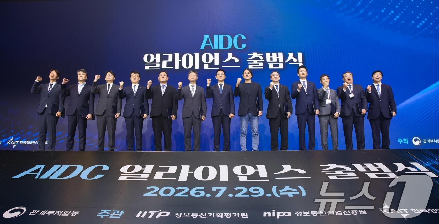 본문 이미지 - 배경훈 부총리 겸 과학기술정보통신부 장관(왼쪽 일곱 번째)이 29일 오후 서울 중구 롯데호텔에서 열린 'AI 데이터센터 얼라이언스 출범식'에서 의장사 위촉장 수여 후 기념촬영을 하고 있다. (과학기술정보통신부 제공. 재판매 및 DB금지) 2026.7.29 ⓒ 뉴스1