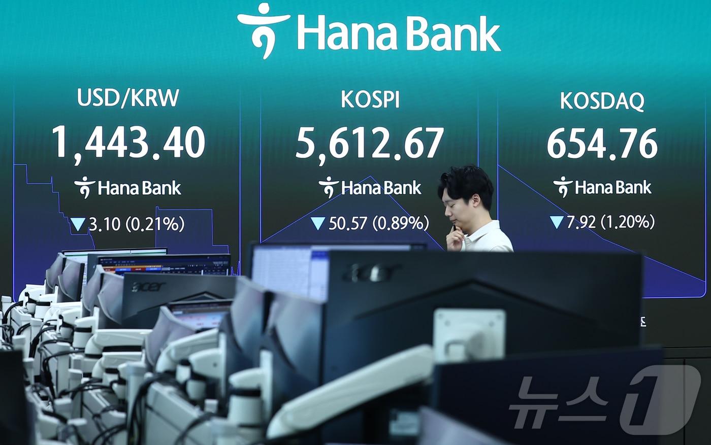 본문 이미지 - 30일 오전 서울 중구 하나은행 본점 딜링룸에 개장 시황이 나오고 있다. 2026.7.30 ⓒ 뉴스1 김민지 기자