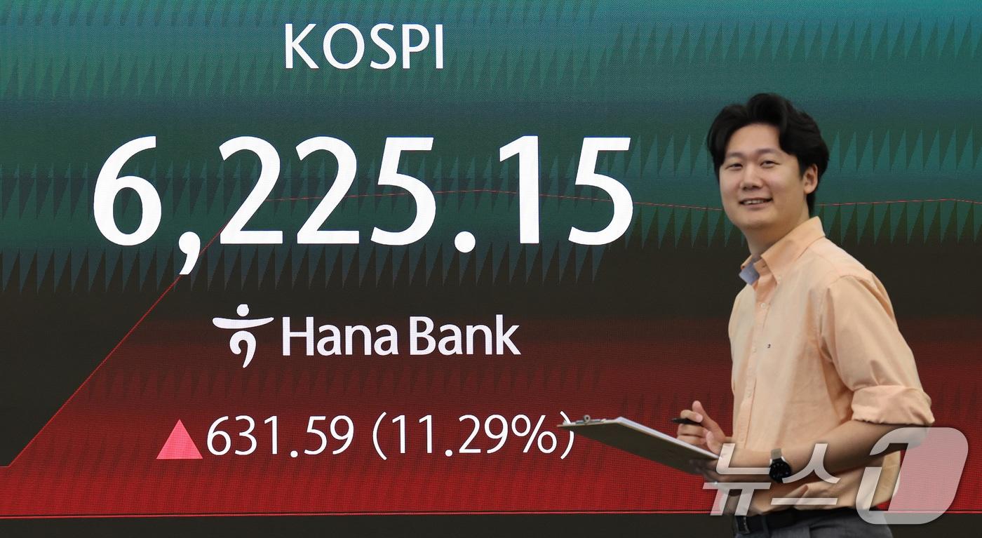 본문 이미지 - 코스피가 장초반 6000선을 돌파한 31일 서울 중구 하나은행 딜링룸 전광판에 코스피 지수가 나타나고 있다. 2026.7.31 ⓒ 뉴스1 박지혜 기자