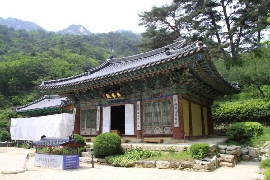 본문 이미지 - 가평 현등사 극락전(국가유산청 제공)