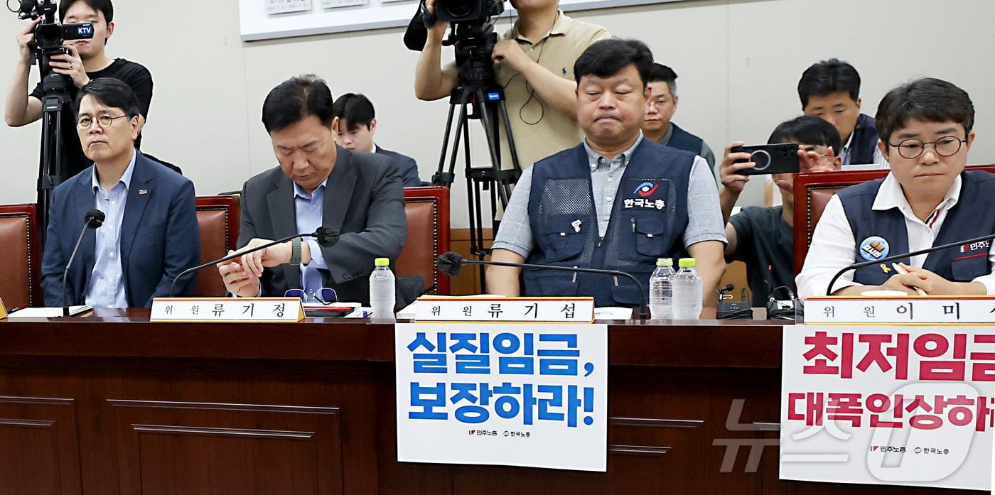 본문 이미지 - 류기정 사용자위원과 류기섭 근로자위원 등 노·사 위원들이 굳은 표정으로 7일 세종시 정부세종청사 최저임금위원회에서 열린 2027년도 최저임금위원회 12차 전원회의를 시작하고 있다. 2026.7.7 ⓒ 뉴스1 김기남 기자