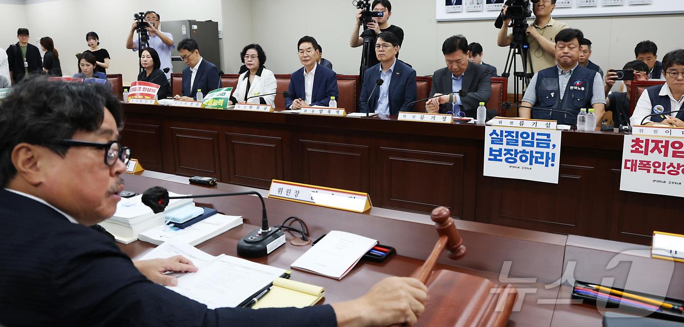 본문 이미지 - 권순원 최저임금위원회 위원장이 7일 세종시 정부세종청사 최저임금위원회에서 열린 2027년도 최저임금위원회 12차 전원회의를 시작하며 의사봉을 두드리고 있다. 2026.7.7 ⓒ 뉴스1 김기남 기자