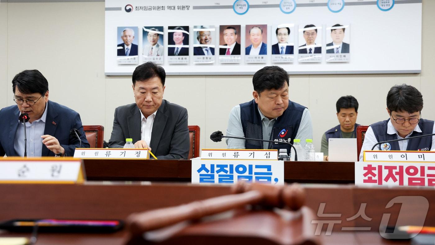 본문 이미지 - 류기정 사용자위원과 류기섭 근로자위원이 9일 세종시 정부세종청사 최저임금위원회에서 2027년도 최저임금위원회 13차 전원회의에 앞서 권순원 위원장 발언을 듣고 있다. 2026.7.9 ⓒ 뉴스1 김기남 기자