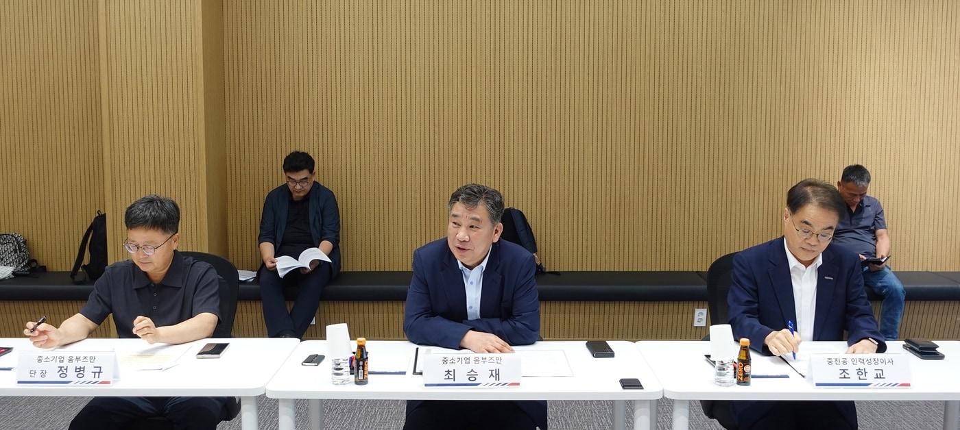 본문 이미지 - 최승재 옴부즈만(가운데)이 9일 전북 익산에서 SOS 토크를 열고 중소기업의 규제 애로를 청취했다 (옴부즈만 제공)
