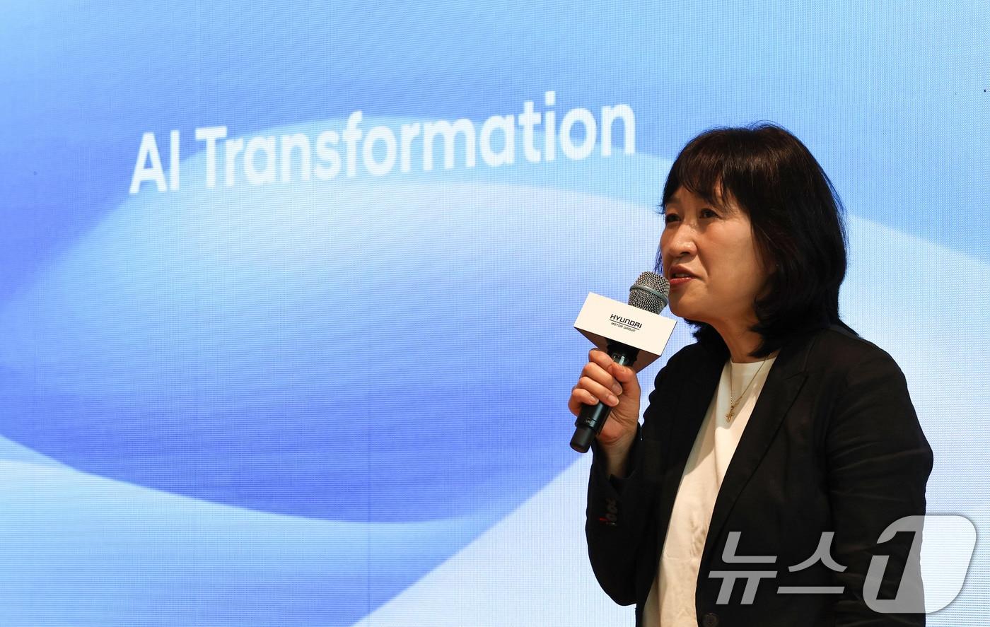본문 이미지 - 진은숙 현대자동차그룹 ICT담당 사장이 12일 오전 서울 서초구 현대차그룹 양재사옥에서 열린 ‘현대자동차그룹 AX(AI 전환) 성과 발표회’에서 AI 전환 성과를 발표하고 있다. 2026.8.12 ⓒ 뉴스1 이종수 기자