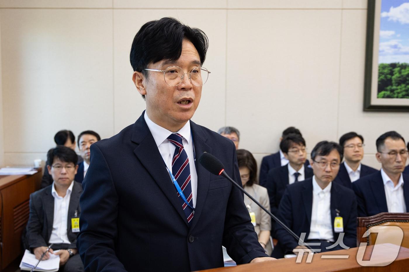 본문 이미지 - 김영훈 고용노동부 장관이 12일 서울 여의도 국회에서 열린 제438회 국회(임시회) 기후에너지환경노동위원회 제2차 전체회의에 출석해 업무보고를 하고 있다. 2026.8.12 ⓒ 뉴스1 유승관 기자