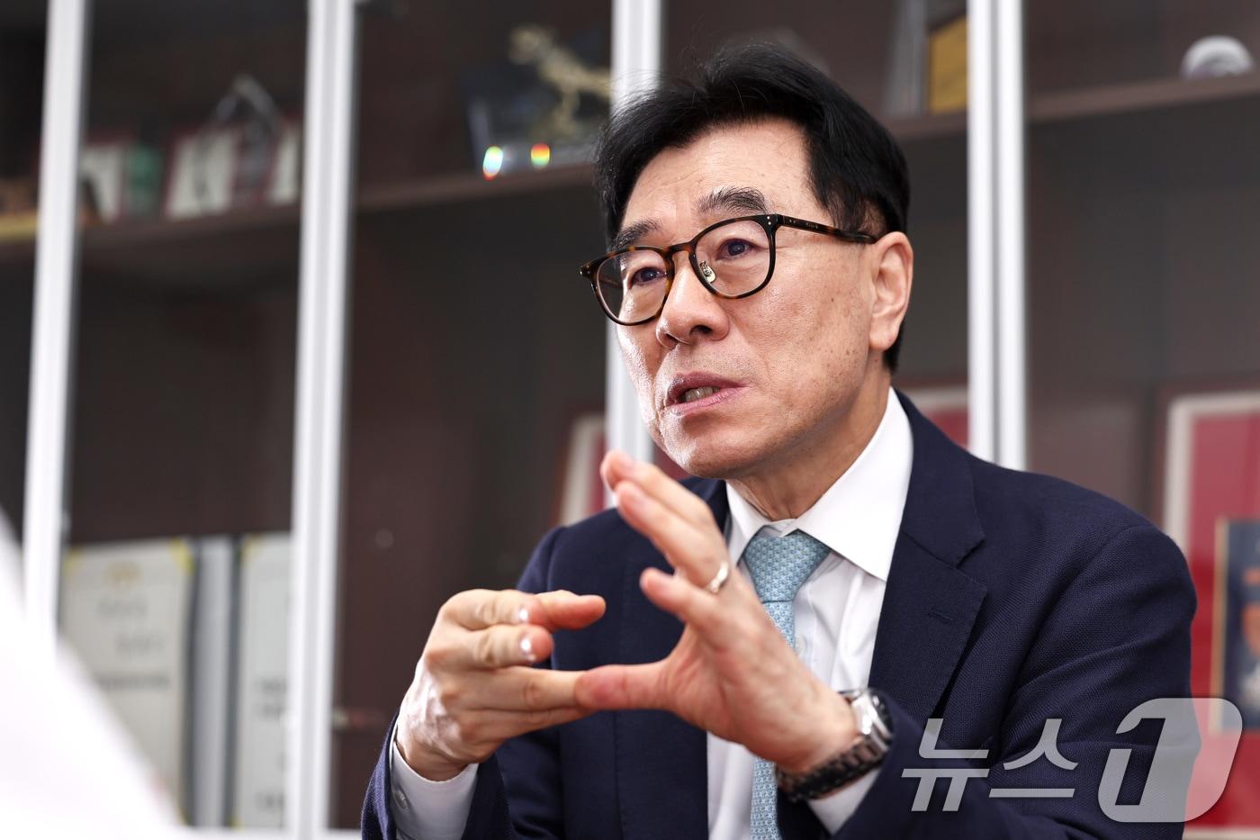 본문 이미지 - 임종인 숭실대 AI위원회 위원장(고려대 정보보호대학원 명예교수)가 12일 서울 성북구 고려대학교 연구실에서 뉴스1과 인터뷰하고 있다. ⓒ 뉴스1 구윤성 기자