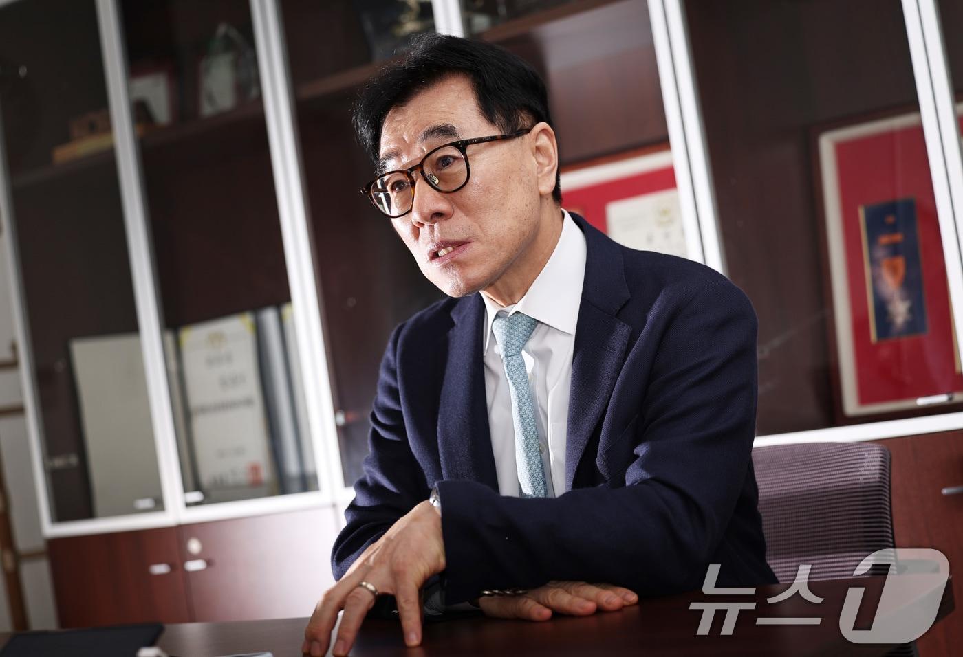 본문 이미지 - 임종인 숭실대 AI위원회 위원장(고려대 정보보호대학원 명예교수)가 12일 서울 성북구 고려대학교 연구실에서 뉴스1과 인터뷰하고 있다. ⓒ 뉴스1 구윤성 기자