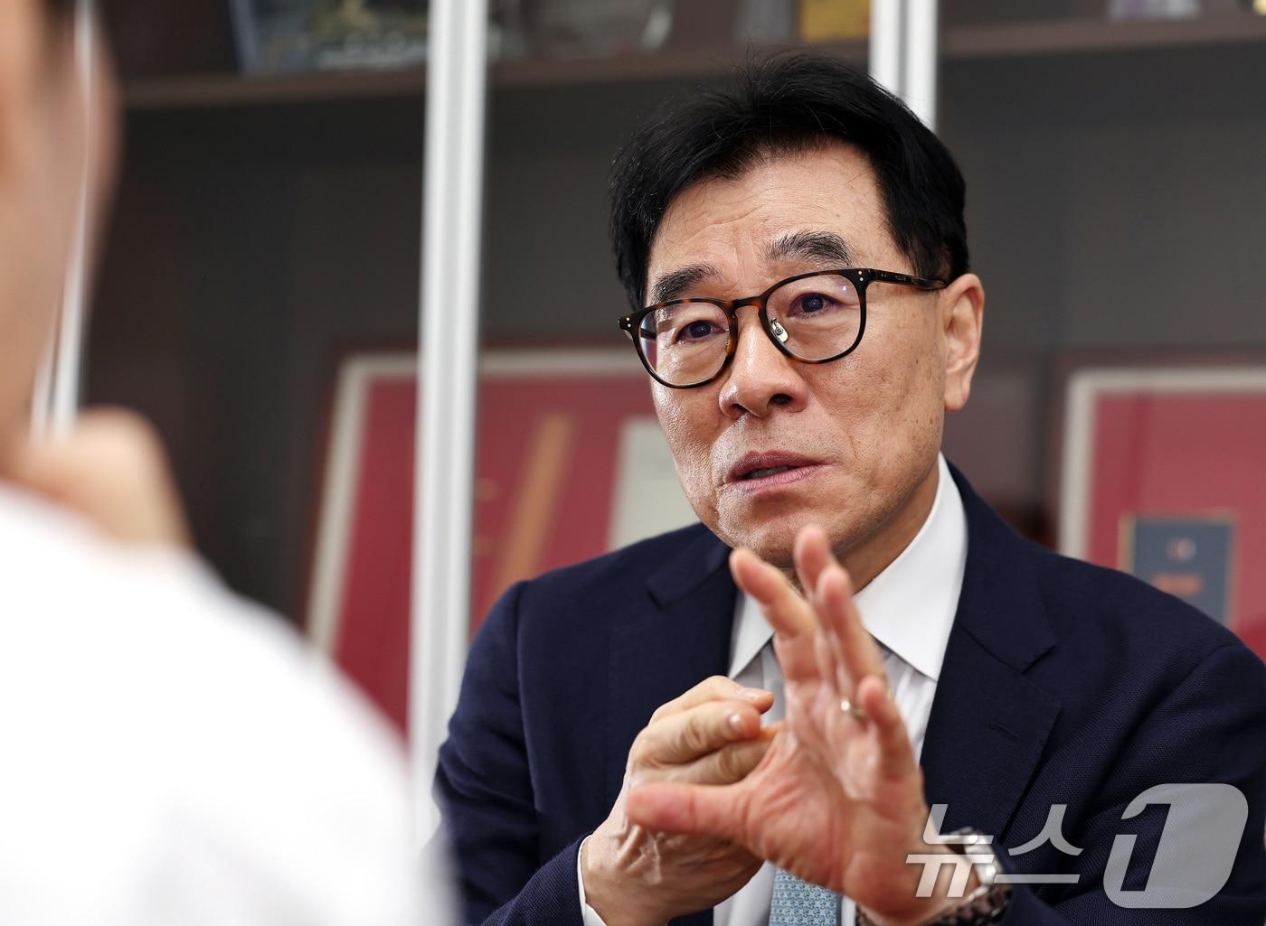본문 이미지 - 임종인 숭실대 AI위원회 위원장(고려대 정보보호대학원 명예교수)가 12일 서울 성북구 고려대학교 연구실에서 뉴스1과 인터뷰하고 있다. ⓒ 뉴스1 구윤성 기자
