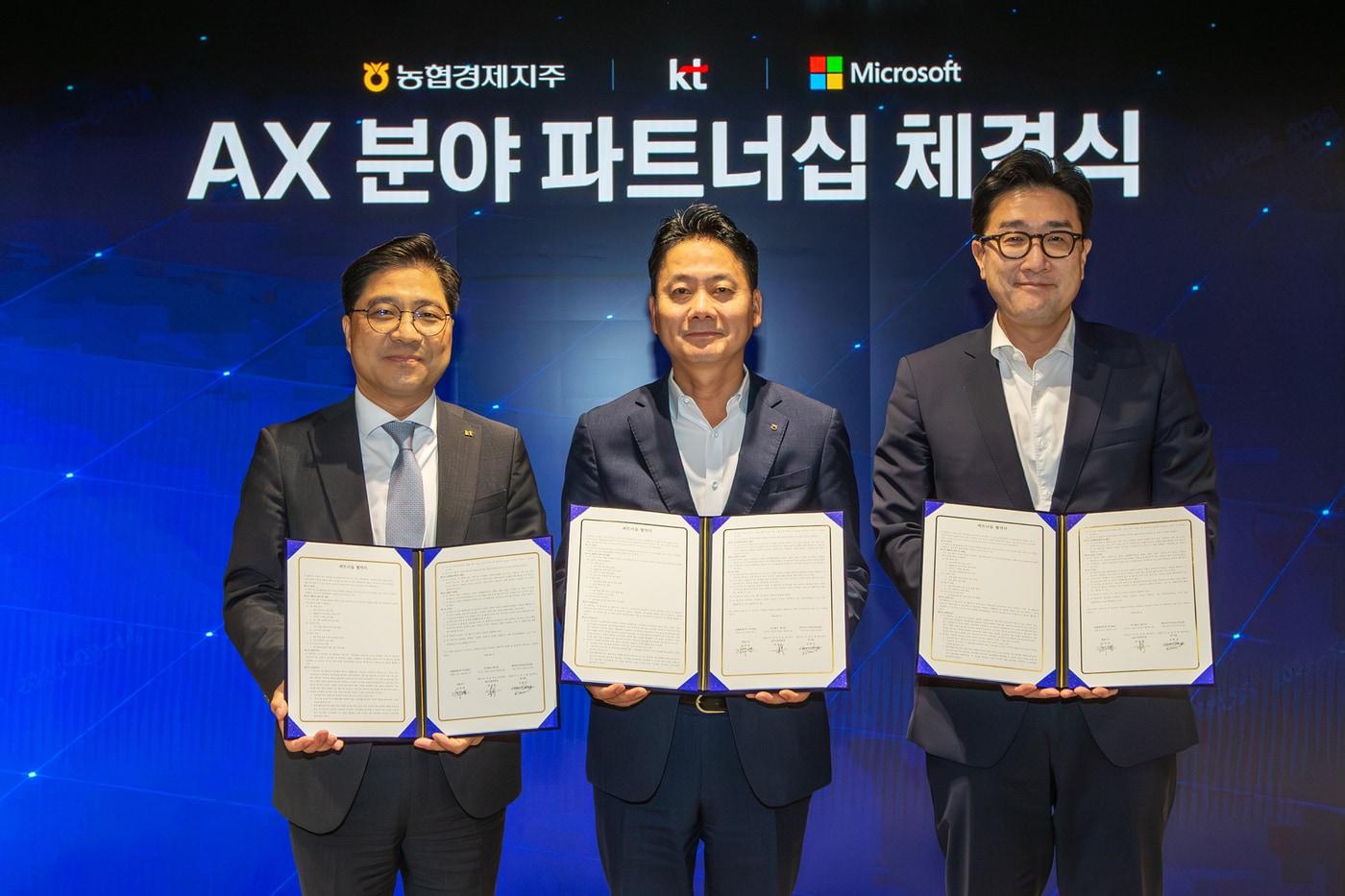 본문 이미지 - (왼쪽부터) 박상원 KT AX사업부문장 박상원, 김주양 농협경제지주 대표이사, 김훈상 한국마이크로소프트 부사장이 업무협약 체결 후 기념사진을 촬영하고 있다.(KT 제공)